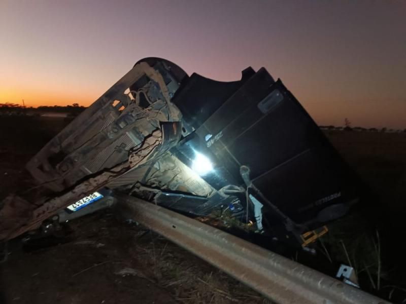Motorista morreu neste domingo após caminhão boiadeiro tombar na BR 429 em São Francisco do Guaporé Motorista morreu neste domingo após caminhão boiadeiro tombar na BR 429 em São Francisco do Guaporé