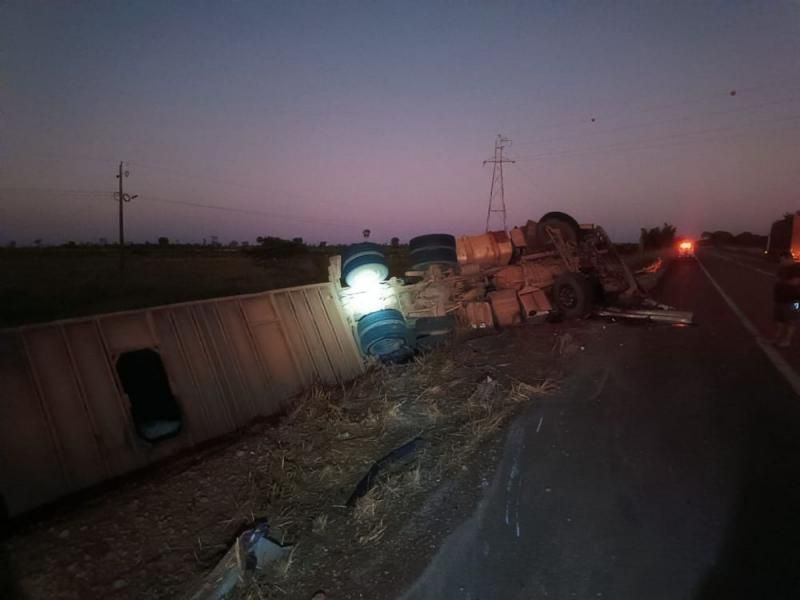 Motorista morreu neste domingo após caminhão boiadeiro tombar na BR 429 em São Francisco do Guaporé Motorista morreu neste domingo após caminhão boiadeiro tombar na BR 429 em São Francisco do Guaporé