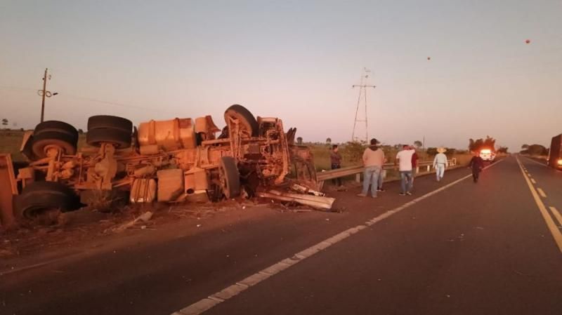 Motorista morreu neste domingo após caminhão boiadeiro tombar na BR 429 em São Francisco do Guaporé Motorista morreu neste domingo após caminhão boiadeiro tombar na BR 429 em São Francisco do Guaporé