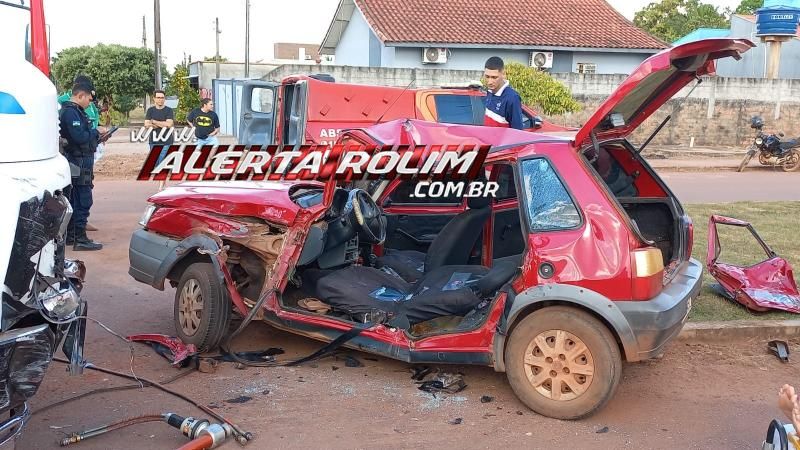 Mulher ficou presa entre as ferragens após ter seu carro atingido por caminhão em Rolim de Moura Mulher ficou presa entre as ferragens após ter seu carro atingido por caminhão em Rolim de Moura