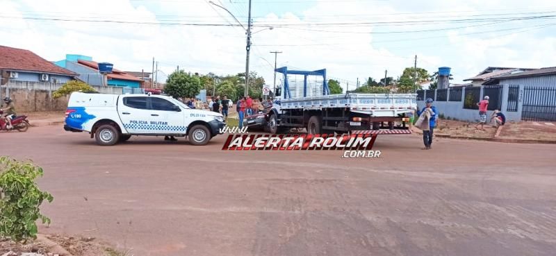Mulher ficou presa entre as ferragens após ter seu carro atingido por caminhão em Rolim de Moura Mulher ficou presa entre as ferragens após ter seu carro atingido por caminhão em Rolim de Moura