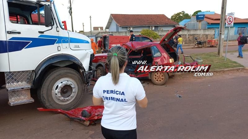 Mulher ficou presa entre as ferragens após ter seu carro atingido por caminhão em Rolim de Moura Mulher ficou presa entre as ferragens após ter seu carro atingido por caminhão em Rolim de Moura