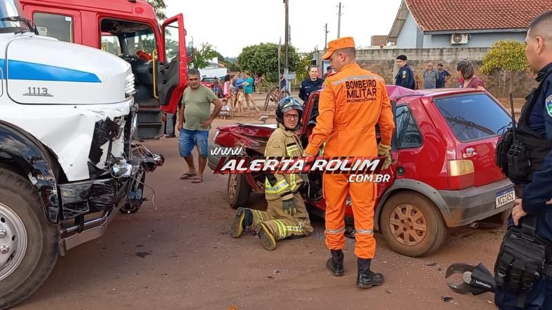 Mulher ficou presa entre as ferragens após ter seu carro atingido por caminhão em Rolim de Moura Mulher ficou presa entre as ferragens após ter seu carro atingido por caminhão em Rolim de Moura