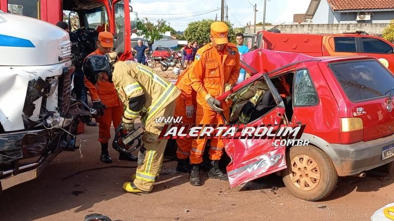 Mulher ficou presa entre as ferragens após ter seu carro atingido por caminhão em Rolim de Moura Mulher ficou presa entre as ferragens após ter seu carro atingido por caminhão em Rolim de Moura