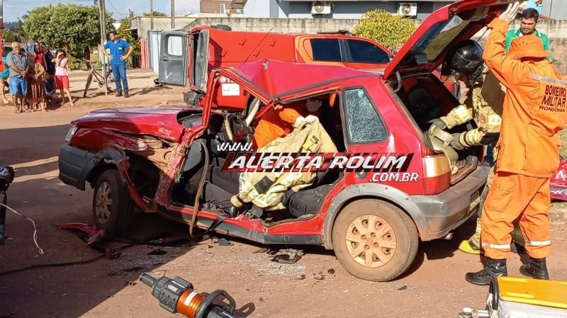 Mulher ficou presa entre as ferragens após ter seu carro atingido por caminhão em Rolim de Moura Mulher ficou presa entre as ferragens após ter seu carro atingido por caminhão em Rolim de Moura