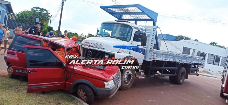 Mulher ficou presa entre as ferragens após ter seu carro atingido por caminhão em Rolim de Moura Mulher ficou presa entre as ferragens após ter seu carro atingido por caminhão em Rolim de Moura
