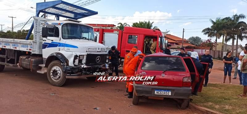 Mulher ficou presa entre as ferragens após ter seu carro atingido por caminhão em Rolim de Moura Mulher ficou presa entre as ferragens após ter seu carro atingido por caminhão em Rolim de Moura