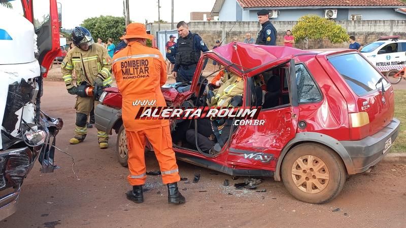 Mulher ficou presa entre as ferragens após ter seu carro atingido por caminhão em Rolim de Moura Mulher ficou presa entre as ferragens após ter seu carro atingido por caminhão em Rolim de Moura
