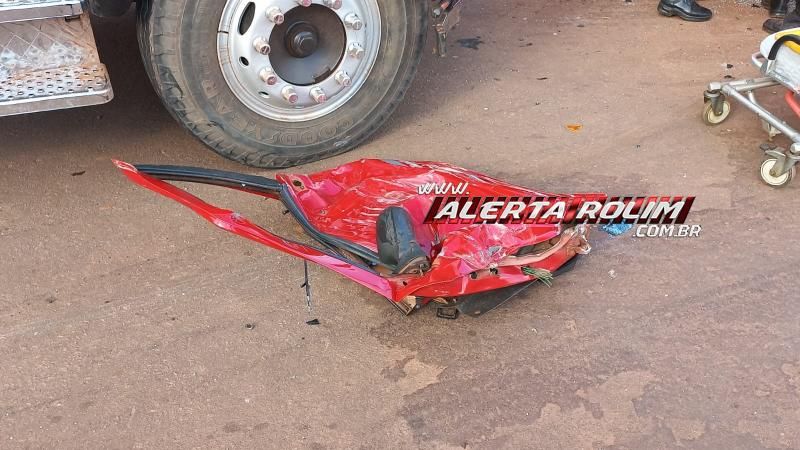 Mulher ficou presa entre as ferragens após ter seu carro atingido por caminhão em Rolim de Moura Mulher ficou presa entre as ferragens após ter seu carro atingido por caminhão em Rolim de Moura