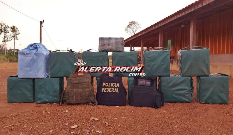 PMRO, PF e GEFRON apreenderam quase meia tonelada de drogas em Chupinguaia; dois criminosos acabaram mortos em confronto com a polícia PMRO, PF e GEFRON apreenderam quase meia tonelada de drogas em Chupinguaia; dois criminosos acabaram mortos em confronto com a polícia