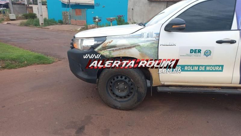 Acidente envolvendo moto e caminhonete do DER deixou mulher ferida nesta tarde em Rolim de Moura Acidente envolvendo moto e caminhonete do DER deixou mulher ferida nesta tarde em Rolim de Moura