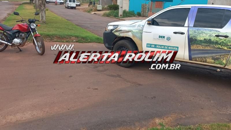 Acidente envolvendo moto e caminhonete do DER deixou mulher ferida nesta tarde em Rolim de Moura Acidente envolvendo moto e caminhonete do DER deixou mulher ferida nesta tarde em Rolim de Moura