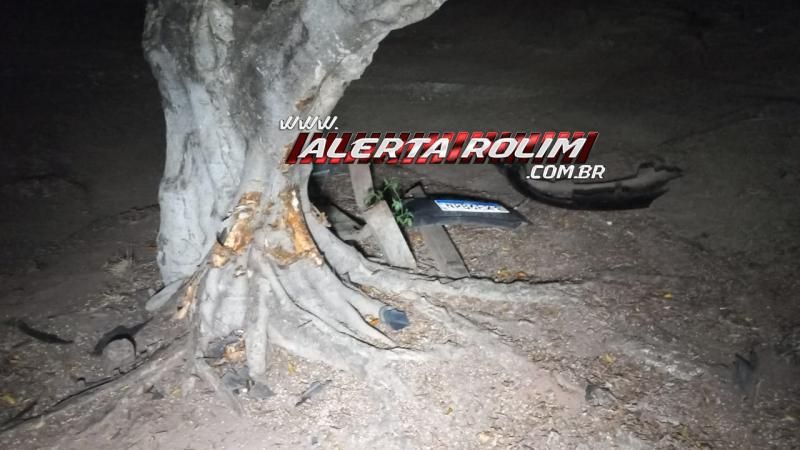 Acidente de trânsito envolvendo carro e moto foi registrado na noite de domingo em Rolim de Moura Acidente de trânsito envolvendo carro e moto foi registrado na noite de domingo em Rolim de Moura