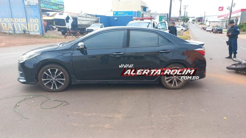 Acidente de trânsito envolvendo carro e moto foi registrado no Centro de Rolim de Moura Acidente de trânsito envolvendo carro e moto foi registrado no Centro de Rolim de Moura