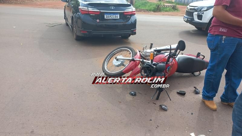 Acidente de trânsito envolvendo carro e moto foi registrado no Centro de Rolim de Moura Acidente de trânsito envolvendo carro e moto foi registrado no Centro de Rolim de Moura