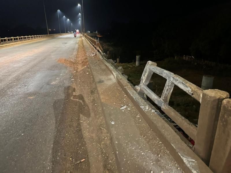 Caminhão despencou da ponte do Rio Jaru Caminhão despencou da ponte do Rio Jaru