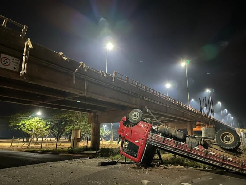 Caminhão despencou da ponte do Rio Jaru Caminhão despencou da ponte do Rio Jaru