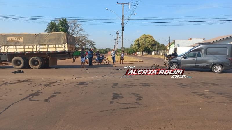 Carro ficou com a frente destruída ao bater em caminhão nesta manhã em Rolim de Moura Carro ficou com a frente destruída ao bater em caminhão nesta manhã em Rolim de Moura