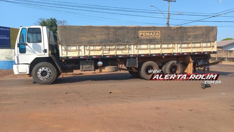 Carro ficou com a frente destruída ao bater em caminhão nesta manhã em Rolim de Moura Carro ficou com a frente destruída ao bater em caminhão nesta manhã em Rolim de Moura