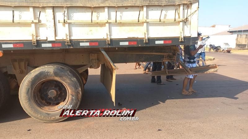 Carro ficou com a frente destruída ao bater em caminhão nesta manhã em Rolim de Moura Carro ficou com a frente destruída ao bater em caminhão nesta manhã em Rolim de Moura
