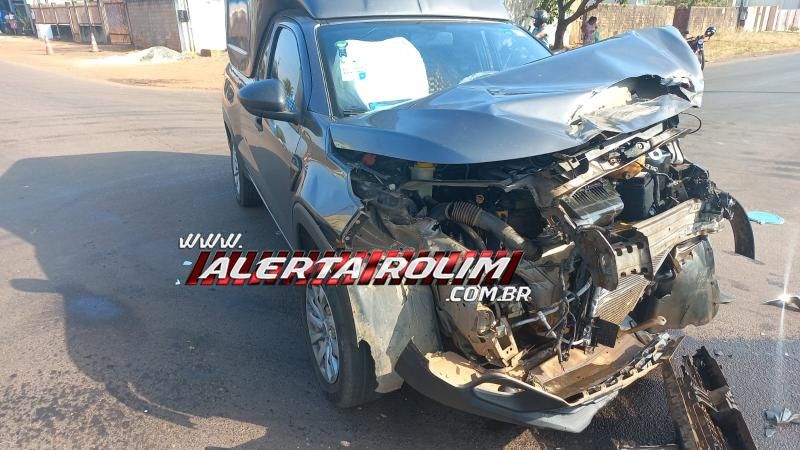 Carro ficou com a frente destruída ao bater em caminhão nesta manhã em Rolim de Moura Carro ficou com a frente destruída ao bater em caminhão nesta manhã em Rolim de Moura