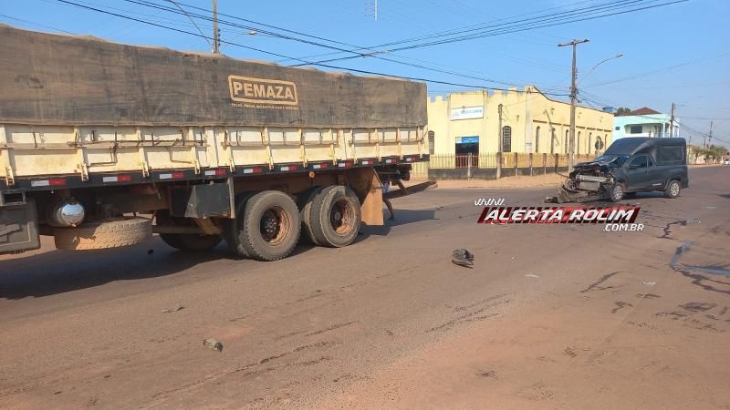 Carro ficou com a frente destruída ao bater em caminhão nesta manhã em Rolim de Moura Carro ficou com a frente destruída ao bater em caminhão nesta manhã em Rolim de Moura