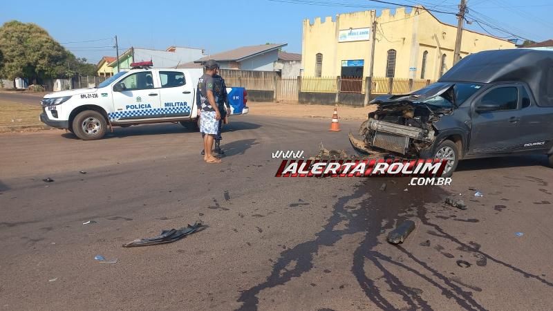 Carro ficou com a frente destruída ao bater em caminhão nesta manhã em Rolim de Moura Carro ficou com a frente destruída ao bater em caminhão nesta manhã em Rolim de Moura