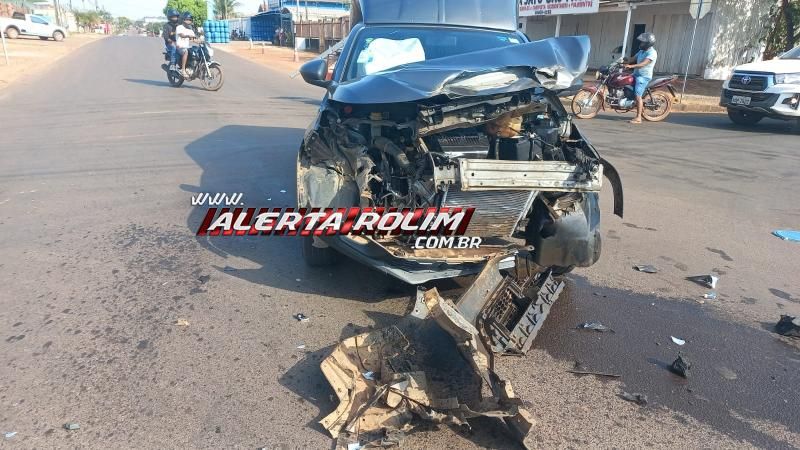 Carro ficou com a frente destruída ao bater em caminhão nesta manhã em Rolim de Moura Carro ficou com a frente destruída ao bater em caminhão nesta manhã em Rolim de Moura