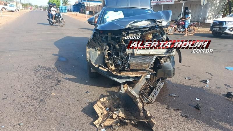 Carro ficou com a frente destruída ao bater em caminhão nesta manhã em Rolim de Moura Carro ficou com a frente destruída ao bater em caminhão nesta manhã em Rolim de Moura