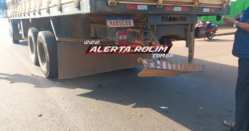 Carro ficou com a frente destruída ao bater em caminhão nesta manhã em Rolim de Moura Carro ficou com a frente destruída ao bater em caminhão nesta manhã em Rolim de Moura