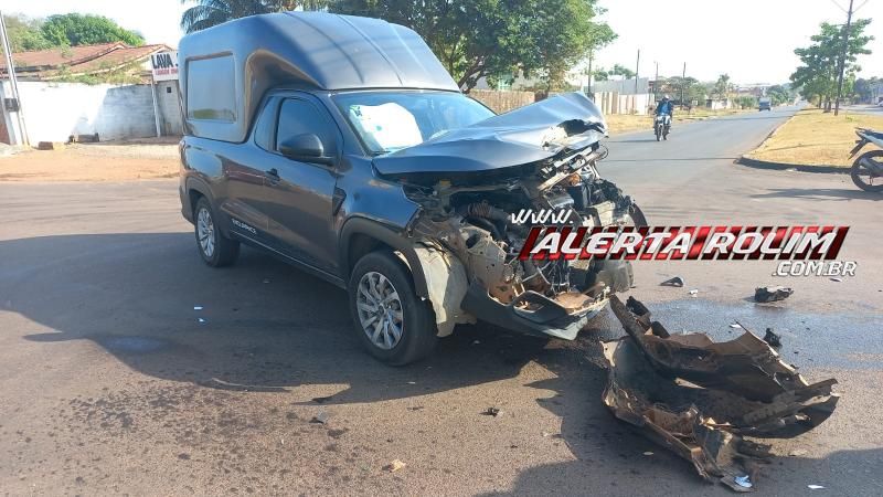 Carro ficou com a frente destruída ao bater em caminhão nesta manhã em Rolim de Moura Carro ficou com a frente destruída ao bater em caminhão nesta manhã em Rolim de Moura