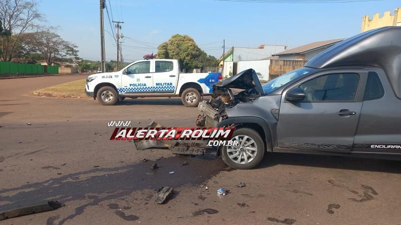 Carro ficou com a frente destruída ao bater em caminhão nesta manhã em Rolim de Moura Carro ficou com a frente destruída ao bater em caminhão nesta manhã em Rolim de Moura