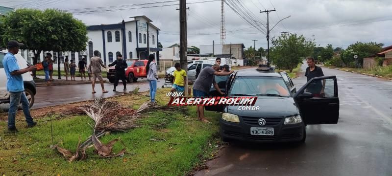 Colisão entre dois carros foi registrada no domingo no bairro Planalto em Rolim de Moura Colisão entre dois carros foi registrada no domingo no bairro Planalto em Rolim de Moura