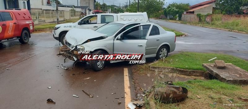 Colisão entre dois carros foi registrada no domingo no bairro Planalto em Rolim de Moura Colisão entre dois carros foi registrada no domingo no bairro Planalto em Rolim de Moura