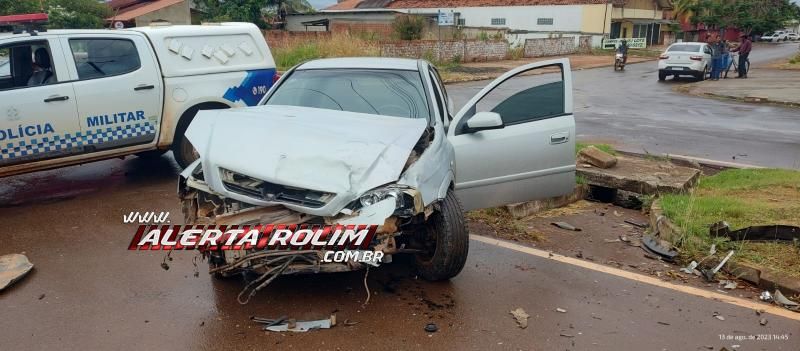 Colisão entre dois carros foi registrada no domingo no bairro Planalto em Rolim de Moura Colisão entre dois carros foi registrada no domingo no bairro Planalto em Rolim de Moura