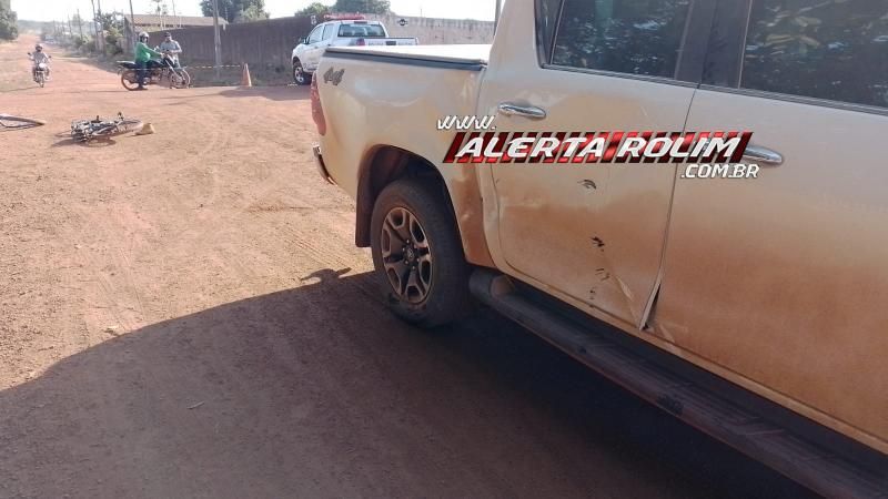 Conduzindo bicicleta motorizada, adolescente de 14 anos fraturou a perna após grave colisão com caminhonete no bairro Cidade Alta, em Rolim de Moura Conduzindo bicicleta motorizada, adolescente de 14 anos fraturou a perna após grave colisão com caminhonete no bairro Cidade Alta, em Rolim de Moura