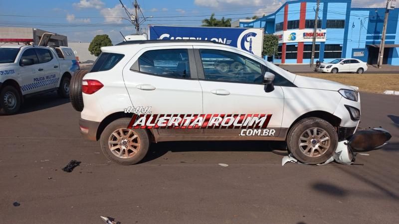 Moto parou embaixo de carro durante acidente nesta tarde em Rolim de Moura Moto parou embaixo de carro durante acidente nesta tarde em Rolim de Moura
