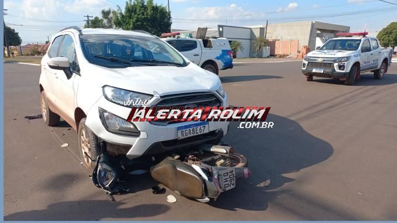Moto parou embaixo de carro durante acidente nesta tarde em Rolim de Moura Moto parou embaixo de carro durante acidente nesta tarde em Rolim de Moura