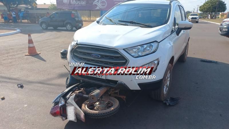 Moto parou embaixo de carro durante acidente nesta tarde em Rolim de Moura Moto parou embaixo de carro durante acidente nesta tarde em Rolim de Moura