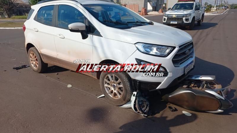 Moto parou embaixo de carro durante acidente nesta tarde em Rolim de Moura Moto parou embaixo de carro durante acidente nesta tarde em Rolim de Moura