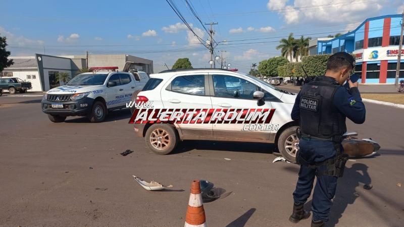 Moto parou embaixo de carro durante acidente nesta tarde em Rolim de Moura Moto parou embaixo de carro durante acidente nesta tarde em Rolim de Moura