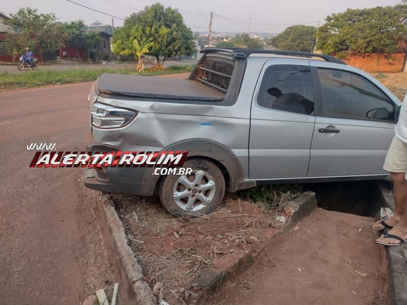 No terceiro acidente do dia, carro foi atingido por ônibus no bairro São Cristóvão em Rolim de Moura No terceiro acidente do dia, carro foi atingido por ônibus no bairro São Cristóvão em Rolim de Moura