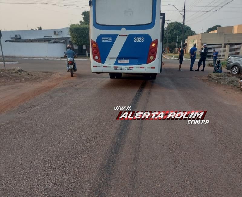 No terceiro acidente do dia, carro foi atingido por ônibus no bairro São Cristóvão em Rolim de Moura No terceiro acidente do dia, carro foi atingido por ônibus no bairro São Cristóvão em Rolim de Moura