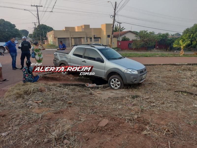 No terceiro acidente do dia, carro foi atingido por ônibus no bairro São Cristóvão em Rolim de Moura No terceiro acidente do dia, carro foi atingido por ônibus no bairro São Cristóvão em Rolim de Moura