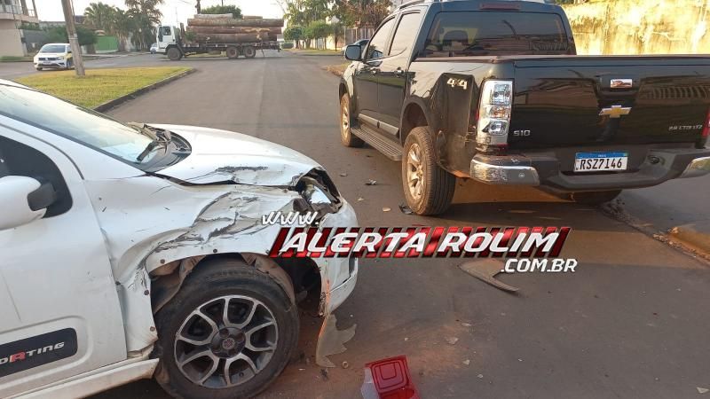 No terceiro acidente do dia, motorista de Uno bateu em caminhonete estacionada no Centro de Rolim de Moura No terceiro acidente do dia, motorista de Uno bateu em caminhonete estacionada no Centro de Rolim de Moura