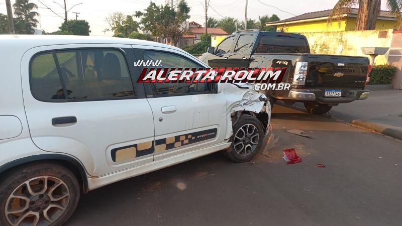 No terceiro acidente do dia, motorista de Uno bateu em caminhonete estacionada no Centro de Rolim de Moura No terceiro acidente do dia, motorista de Uno bateu em caminhonete estacionada no Centro de Rolim de Moura