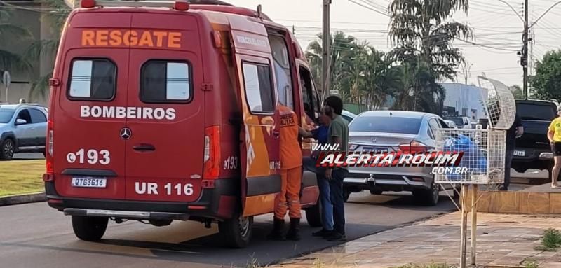 No terceiro acidente do dia, motorista de Uno bateu em caminhonete estacionada no Centro de Rolim de Moura No terceiro acidente do dia, motorista de Uno bateu em caminhonete estacionada no Centro de Rolim de Moura
