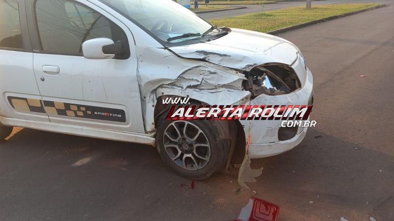 No terceiro acidente do dia, motorista de Uno bateu em caminhonete estacionada no Centro de Rolim de Moura No terceiro acidente do dia, motorista de Uno bateu em caminhonete estacionada no Centro de Rolim de Moura