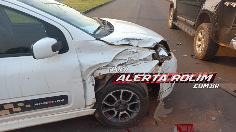 No terceiro acidente do dia, motorista de Uno bateu em caminhonete estacionada no Centro de Rolim de Moura No terceiro acidente do dia, motorista de Uno bateu em caminhonete estacionada no Centro de Rolim de Moura