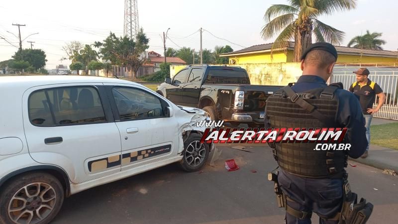 No terceiro acidente do dia, motorista de Uno bateu em caminhonete estacionada no Centro de Rolim de Moura No terceiro acidente do dia, motorista de Uno bateu em caminhonete estacionada no Centro de Rolim de Moura
